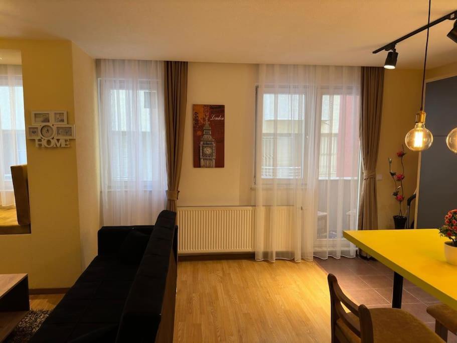 Ora-Prn,Peaceful Central Apartment Пристина Екстериор снимка